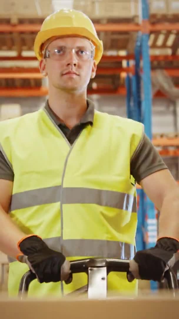 Svislý pracovník skladu videa — Stock video