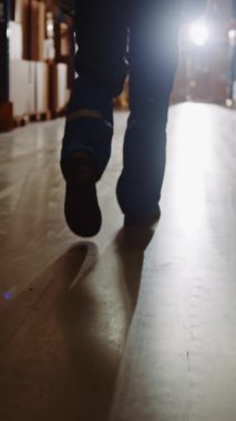 Dikey Video Depo İşçisi