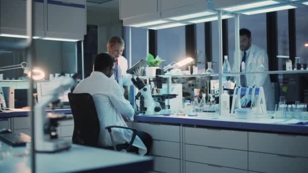 Los científicos del equipo tienen una conversación en el laboratorio — Vídeo de stock