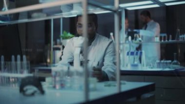 Laboratuvarda Mikroskop Kullanan Bilimadamı