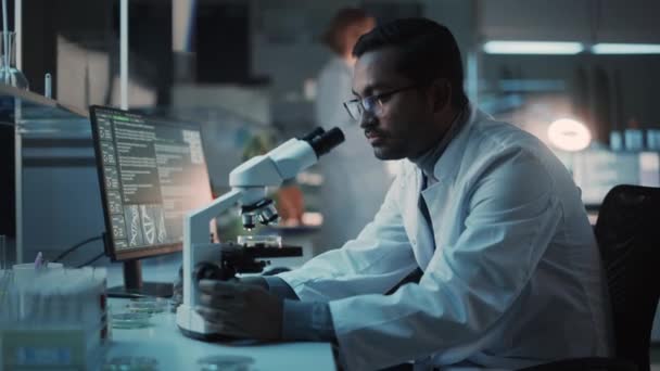Naukowiec korzystający z mikroskopu w laboratorium — Wideo stockowe