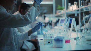 Bilimadamı Laboratuvarda Pipette Kullanıyor