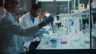 Bilimadamı Laboratuvarda Pipette Kullanıyor