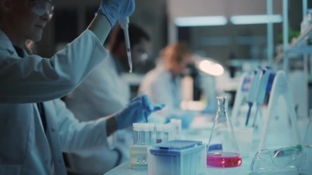 Scienziato uso Pipette in laboratorio — Video Stock