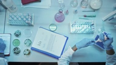 Bilimadamı Laboratuvarda Pipette Kullanıyor