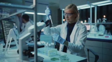 Bilimadamı Laboratuvarda Pipette Kullanıyor