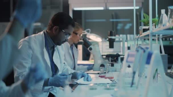 Diversi scienziati del team lavorano in laboratorio — Video Stock