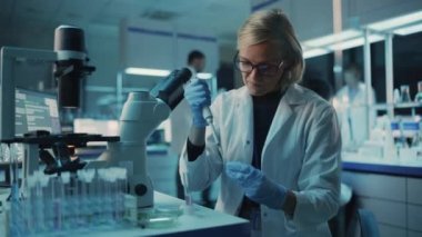 Bilimadamı Laboratuvarda Pipette Kullanıyor