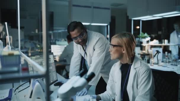 チーム科学者が研究室で会話をする — ストック動画