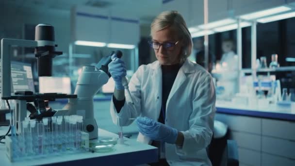 Científico utilizar la pipeta en el laboratorio — Vídeos de Stock