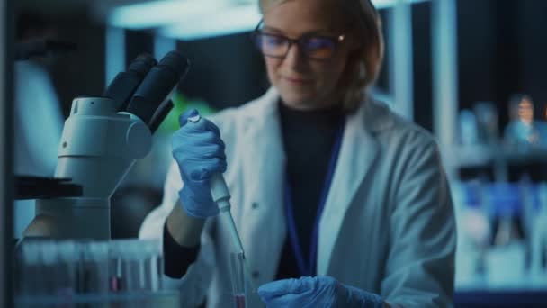 Scienziato uso Pipette in laboratorio — Video Stock