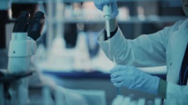 Bilimadamı Laboratuvarda Pipette Kullanıyor