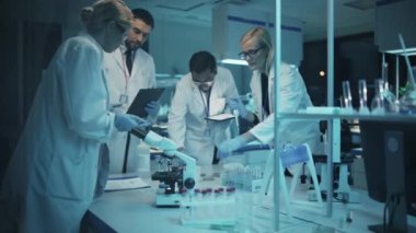 Laboratuvarda Çeşitli Takım Bilim Adamları Çalışıyor