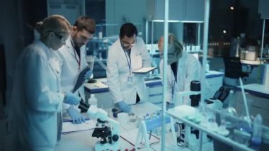 Laboratuvarda Çeşitli Takım Bilim Adamları Çalışıyor