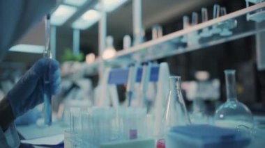 Bilimadamı Laboratuvarda Pipette Kullanıyor