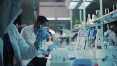 Bilimadamı Laboratuvarda Pipette Kullanıyor