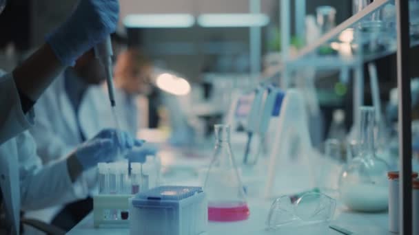 Un scientifique utilise une pipette en laboratoire — Video