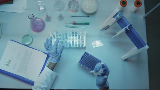 Un scientifique utilise une pipette en laboratoire — Video