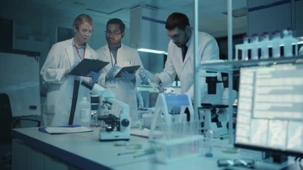 Různí týmové vědci pracují v laboratoři — Stock video