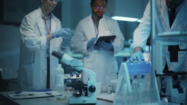 Divers scientifiques de l'équipe travaillent en laboratoire — Video