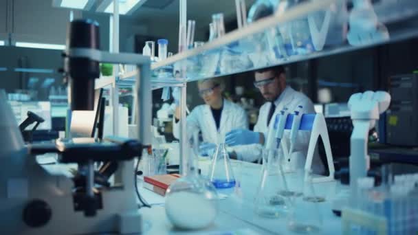 Diversi scienziati del team lavorano in laboratorio — Video Stock