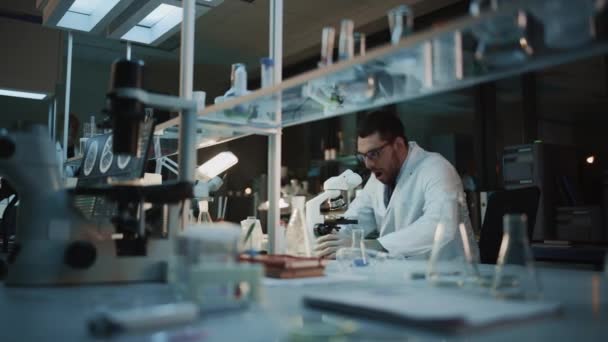Překvapený vědec dělá objev pod mikroskopem — Stock video