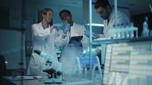 다양 한 팀 과학자들 이 실험실에서 일하다 — 비디오