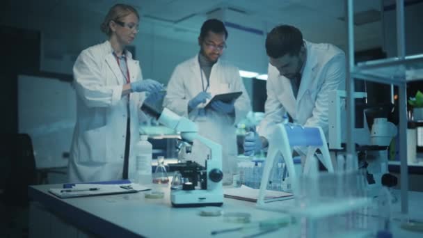 Diversi scienziati del team lavorano in laboratorio — Video Stock