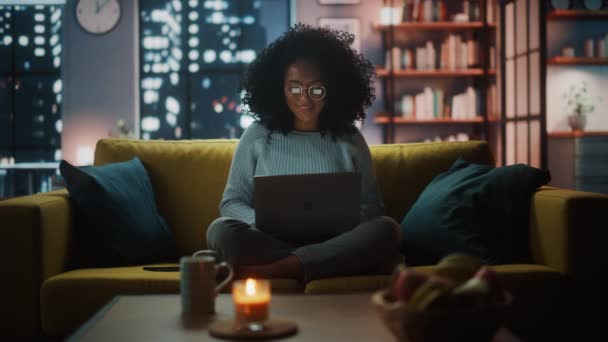 Latina Feminino trabalhando no laptop na sala de estar escura na noite — Vídeo de Stock