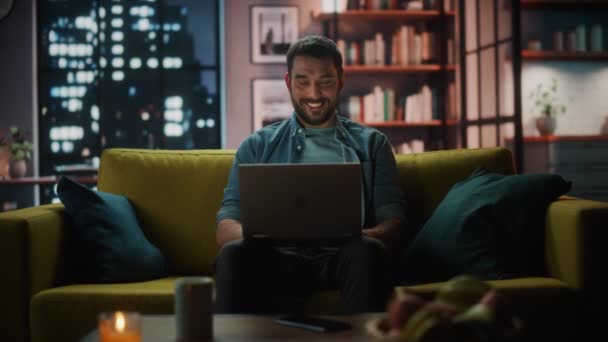 Masculino com Laptop Sentado na Sala de Estar Escura na Noite — Vídeo de Stock