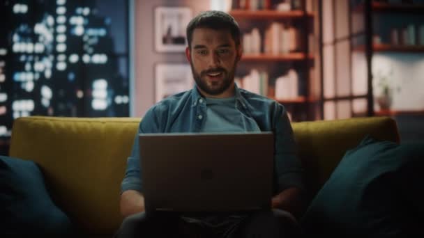 Männchen mit Laptop auf Videoanruf abends im dunklen Wohnzimmer