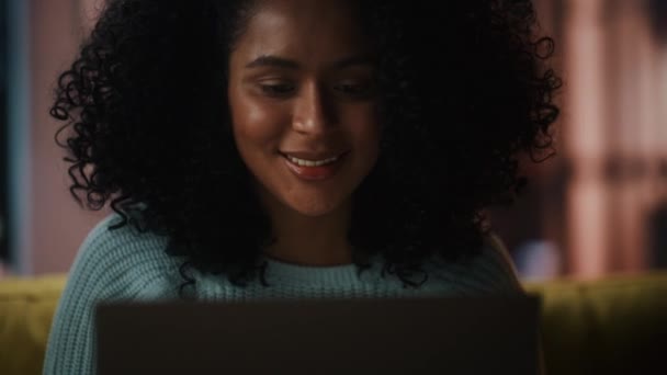 Latina Feminino trabalhando no laptop na sala de estar escura na noite — Vídeo de Stock