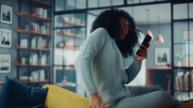 Smartphone ile Kanepeye Zıplayan Mutlu Latin Kadın