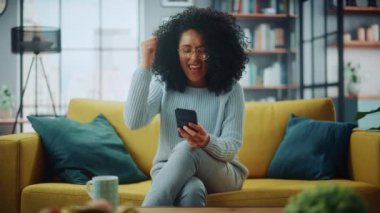 Latin Kadın Oturma Odasında Akıllı Telefon Kullanıyor