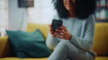 Latin Kadın Oturma Odasında Akıllı Telefon Kullanıyor