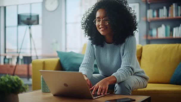 Feminino com laptop sentado no sofá na sala de estar — Vídeo de Stock