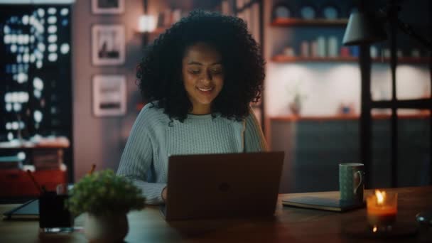 Latynoski Kobieta Praca na laptopie w ciemnym salonie wieczorem — Wideo stockowe