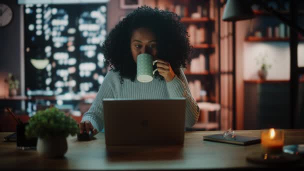 Lateinamerikanerin arbeitet abends am Laptop im dunklen Wohnzimmer — Stockvideo