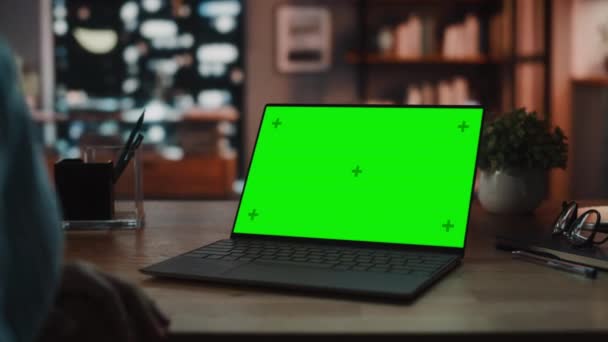 Feminino na chamada de vídeo no laptop com tela verde na sala de estar — Vídeo de Stock