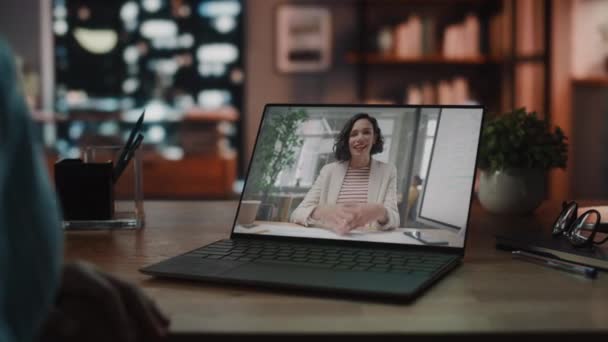 Feminino na chamada de vídeo no laptop na sala de estar — Vídeo de Stock