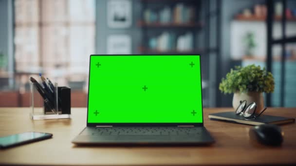 Laptop de tela verde na sala de estar — Vídeo de Stock