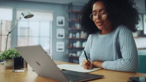 Femme étudiant sur ordinateur portable dans le salon — Video