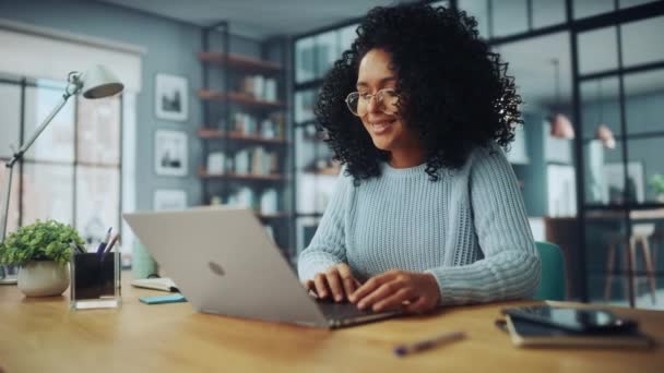 Latina feminino usando laptop na sala de estar — Vídeo de Stock