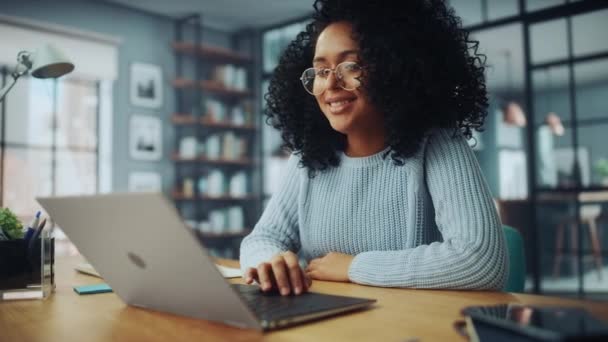 Donna latina che utilizza il computer portatile in salotto — Video Stock