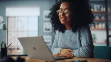 Oturma odasında dizüstü bilgisayardaki kadın görüntüsü