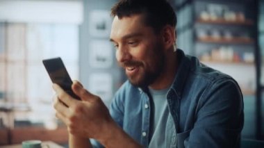 Oturma Odasında Akıllı Telefon Kullanan Erkek