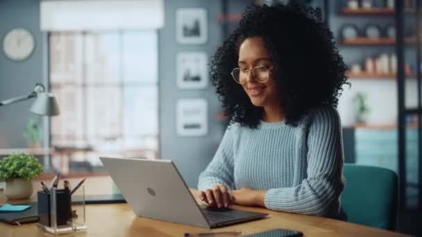 Latynoska Korzystanie z laptopa w salonie — Wideo stockowe