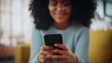 Latin Kadın Oturma Odasında Akıllı Telefon Kullanıyor