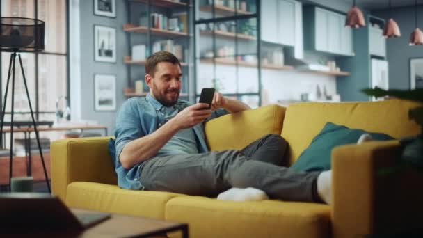 Man använder smartphone i vardagsrummet — Stockvideo
