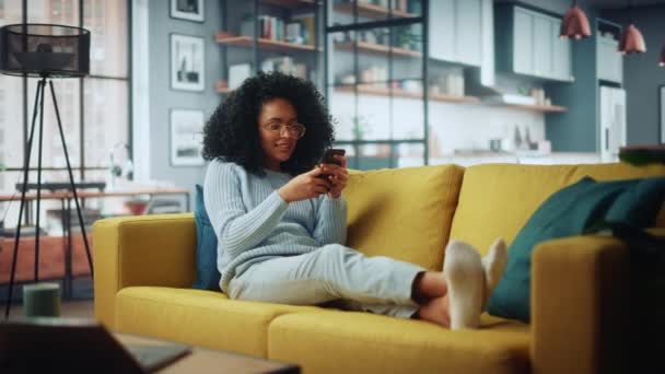 Mujer Latina usando Smartphone en la sala de estar — Vídeo de stock